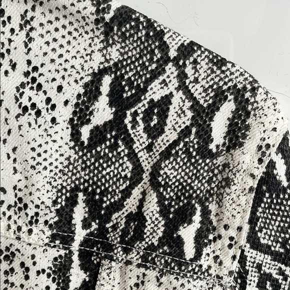 BLANK NYC NWOT Women's Oversized Snake Print Denim Jean Jacket, Size XS - Picture 7 of 10
